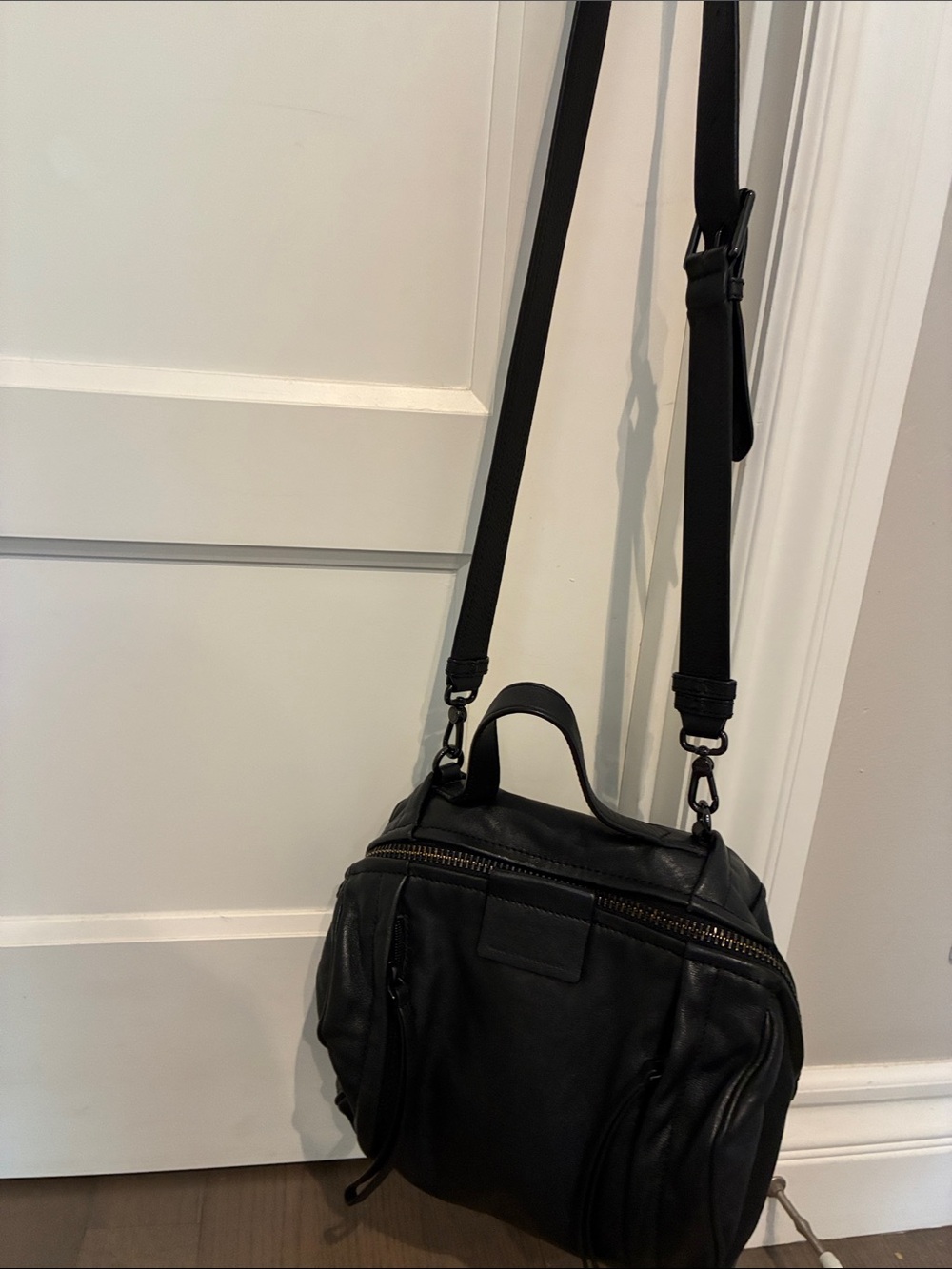 Rare Marc Jacobs Black Leather Crossbody Bag with Adjustable Strap - Picture 2 of 4